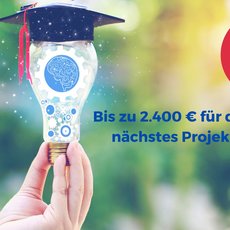 Eine Hand hält eine Glühbirne mit einem Absolventenhut und einem Gehirn-Symbol in der Mitte. Darunter steht ein Preisgeld von bis zu 2400 Euro für ein nächstes Projekt. Bewerbungsschluss ist der 15.10.