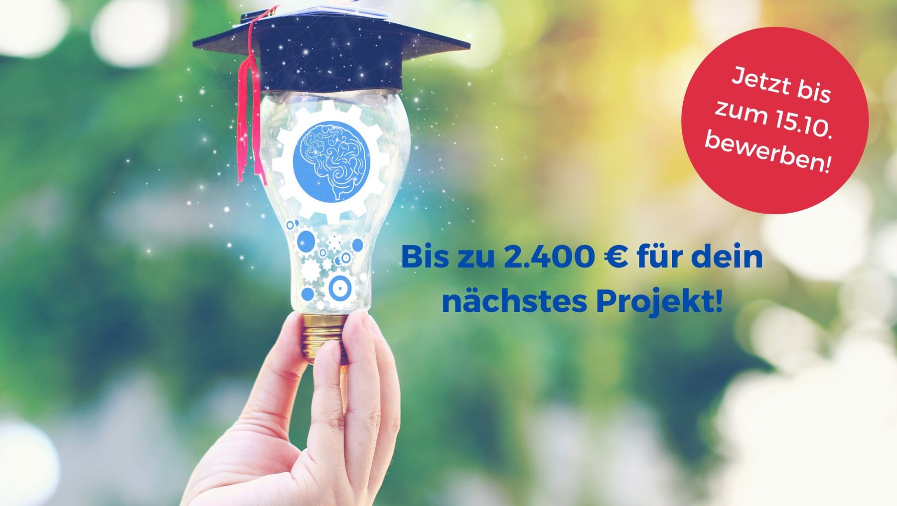 Eine Hand hält eine Glühbirne mit einem Absolventenhut und einem Gehirn-Symbol in der Mitte. Darunter steht ein Preisgeld von bis zu 2400 Euro für ein nächstes Projekt. Bewerbungsschluss ist der 15.10.