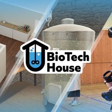 Eine Person nutzt eine Virtual-Reality-Brille und hält einen Controller, während im Hintergrund ein modernes BioTech-Haus mit Laborgeräten und Wohnbereich zu sehen ist. Logo „BioTech House“ mit Reagenzglas-Symbol.