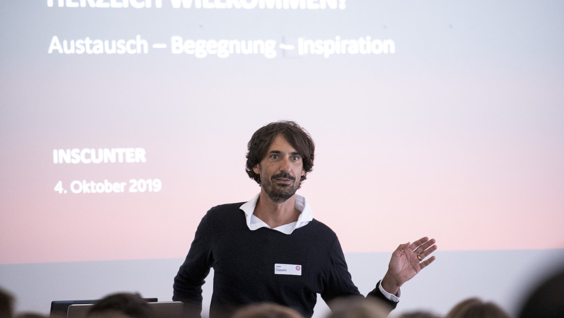 Ein Professor hält eine Präsentation