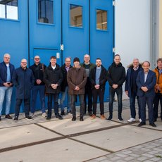 Teilnehmer der VDI-Fachausschusstagung. Gruppenfoto vorm Zwischenbau Halle 61/62.