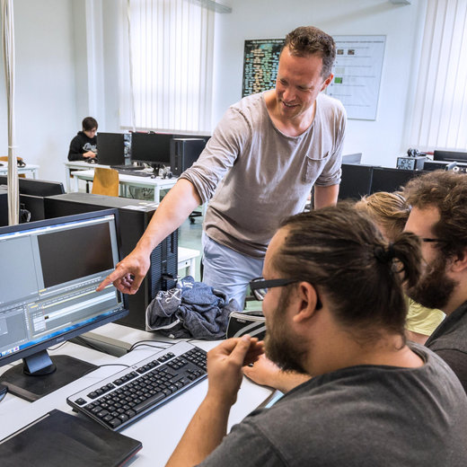 Prof. Dr. Alexander Carot erläutert zwei Studenten einen Sachverhalt während eines Praxisprojektes im Studiengang angewandte Informatik.
