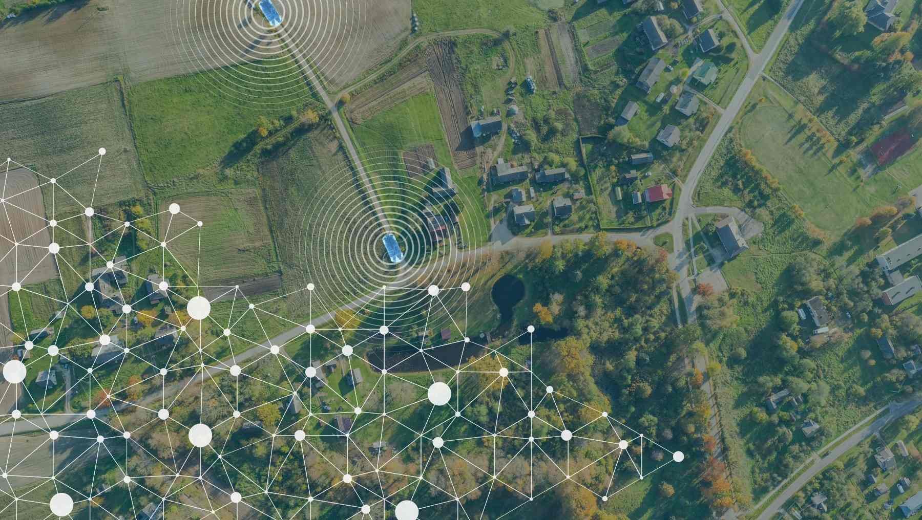 Symbolbild mit ländlicher Gegend, Datennetz und autonom fahrenden Autos