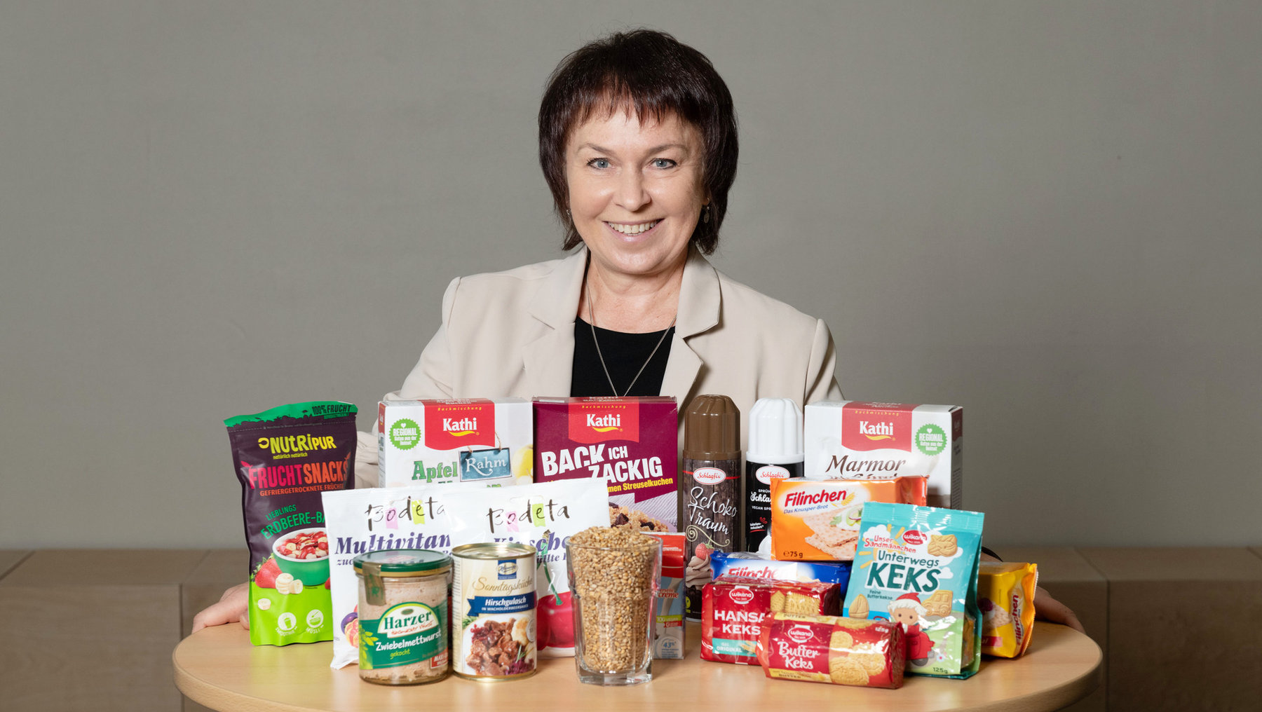 Dekanin Elena Kashtanova steht vor einem Stehtisch mit vielen regionale Produkten