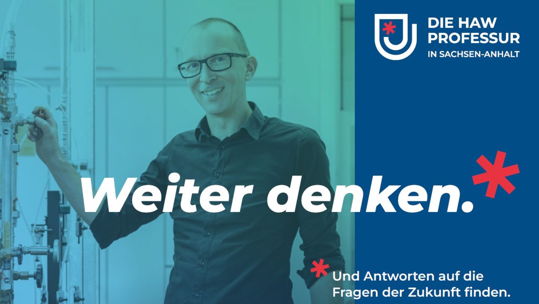 Ein lächelnder Mann in Laborumgebung mit Brille und dunklem Hemd, der mit einer Hand auf eine Apparatur zeigt. Der Slogan lautet „Weiter denken“ mit dem Untertitel „Und Antworten auf die Fragen der Zukunft finden“ im Kontext der HAW-Professur in Sachsen-Anhalt.