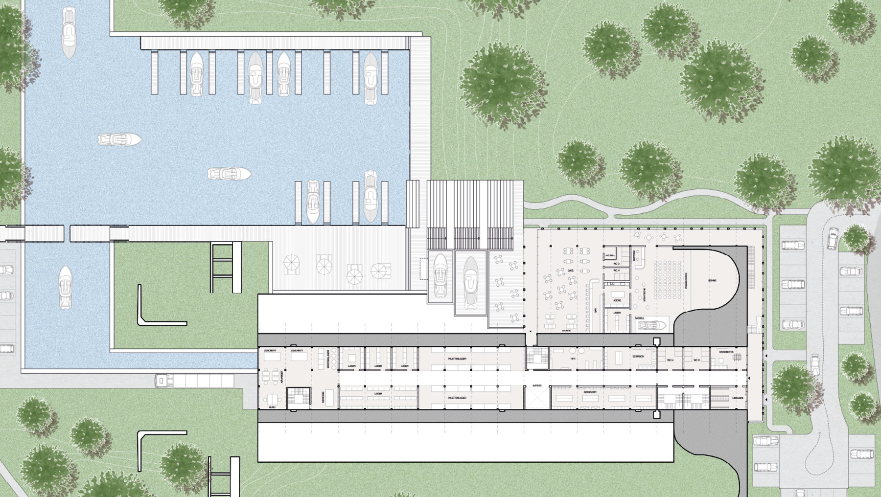 Grundriss eines Gebäudekomplexes mit zentralem, langgestrecktem Hauptgebäude, das mehrere Räume und einen Innenhof zeigt. Im Norden grenzt ein kleinerer Anbau mit Treppenhaus an. Im Hintergrund liegt ein Wasserbereich mit Stegen und Booten sowie begrünte Flächen mit Bäumen und Wegen.