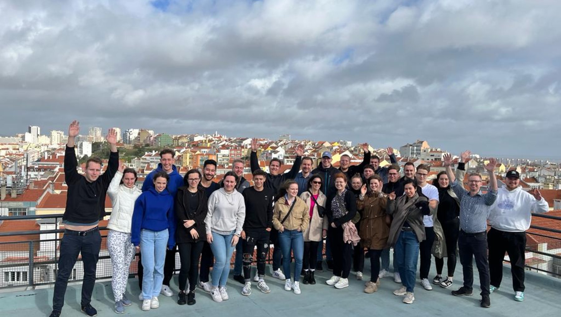 Gruppen-Selfie von Studierenden in Lissabon