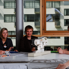 Gruppenarbeit von Studierenden an einem Architekturmodell