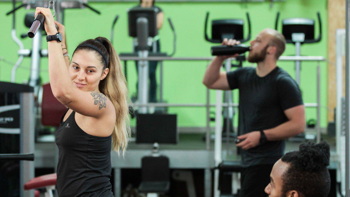 Studierende trainieren im Fitnessstudio Campus Dessau