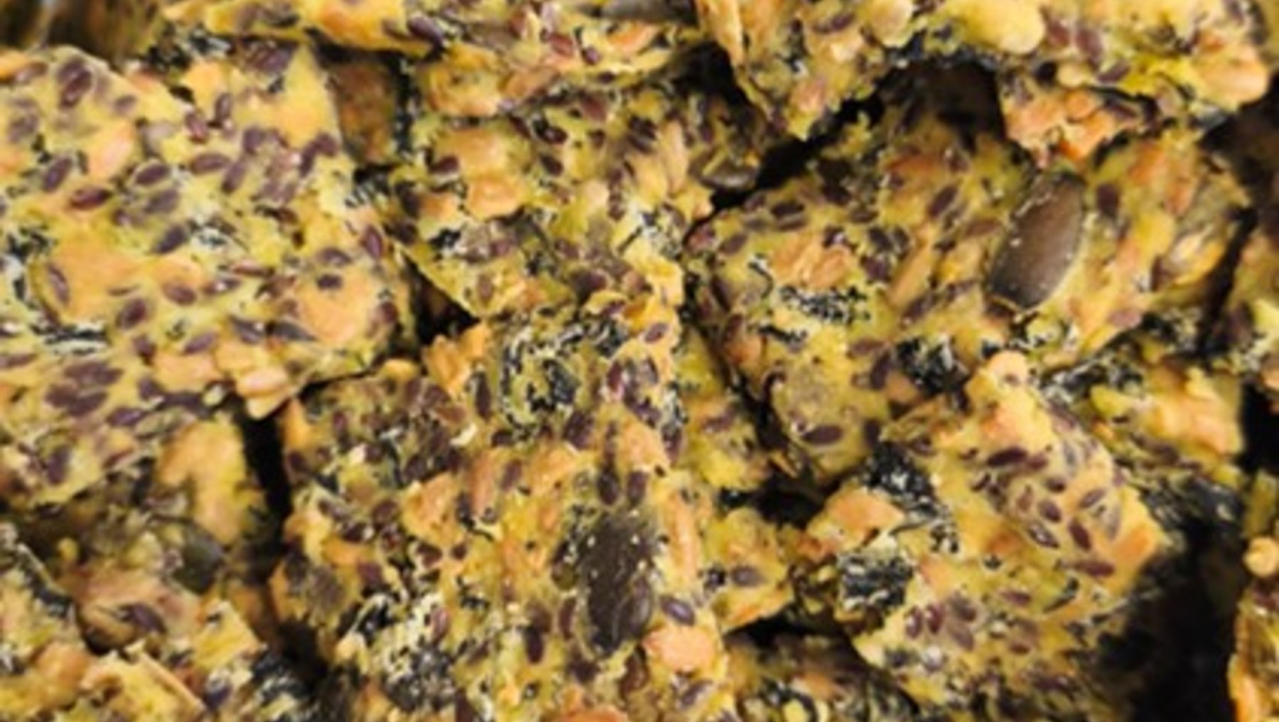Haufen aus gebackenen, würzig aussehenden Kartoffelstücken mit dunkler Kruste und hellgelbem, krümeligem Inneren, vermutlich Ofenkartoffeln oder Kartoffelgratin.