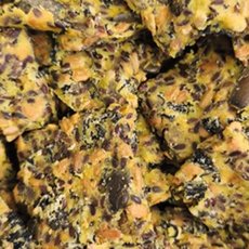 Haufen aus gebackenen, würzig aussehenden Kartoffelstücken mit dunkler Kruste und hellgelbem, krümeligem Inneren, vermutlich Ofenkartoffeln oder Kartoffelgratin.