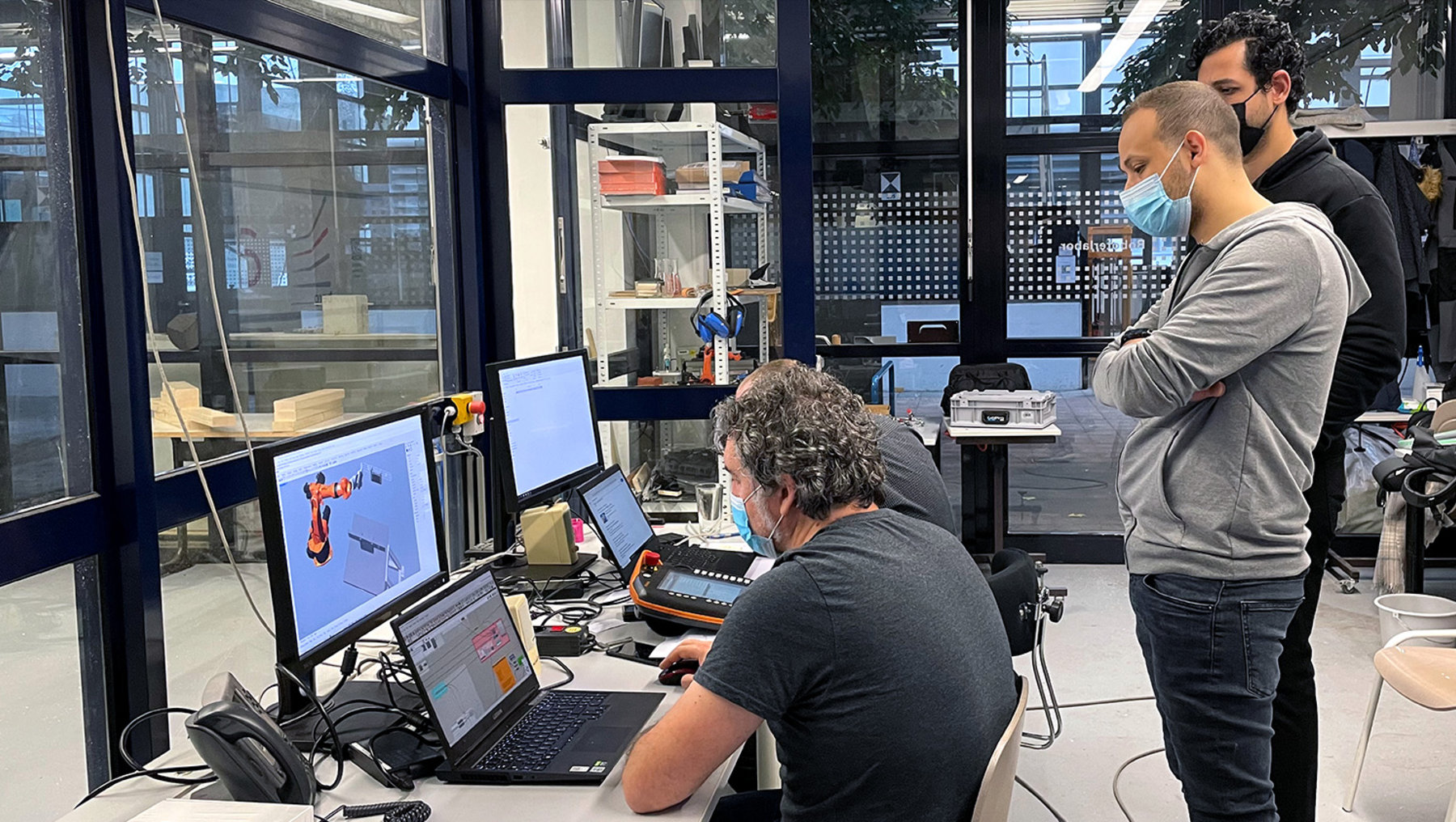 Juanfra Garcia Guillen mit Studenten beim Ansteuern des Roboters