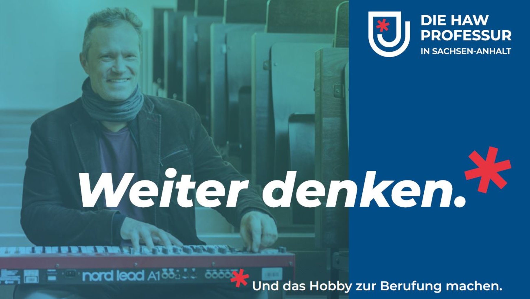 Ein lächelnder Mann mit Bart spielt an einem Synthesizer der Marke „Nord Lead A1sc“. Der Slogan betont: *„Weiter denken“* und *„Und das Hobby zur Berufung machen“* im Kontext der HAW-Professur in Sachsen-Anhalt.