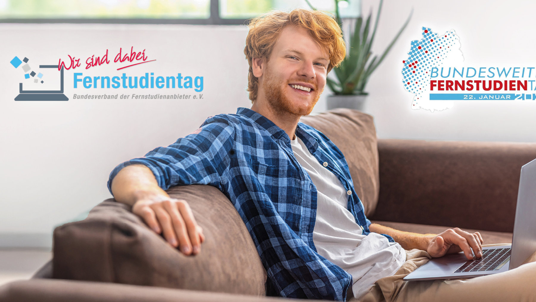 Ein Mann mit langem Haar und blauem Hemd sitzt auf einem Sofa und lächelt in die Kamera, während er auf einem Laptop arbeitet. Im Hintergrund sind Logos und Texte zum "Bundesweiten Fernstudientag" zu sehen, der am 22. Januar stattfindet.