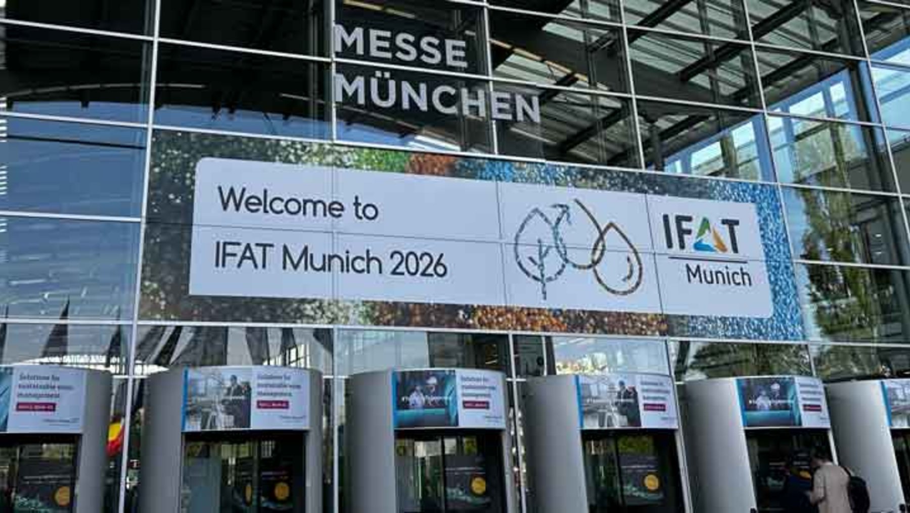 Willkommensschild zur IFAT München 2026 mit Logo und dem Text „Welcome to IFAT Munich 2026“ sowie einem Symbol aus Blättern und Wasser.