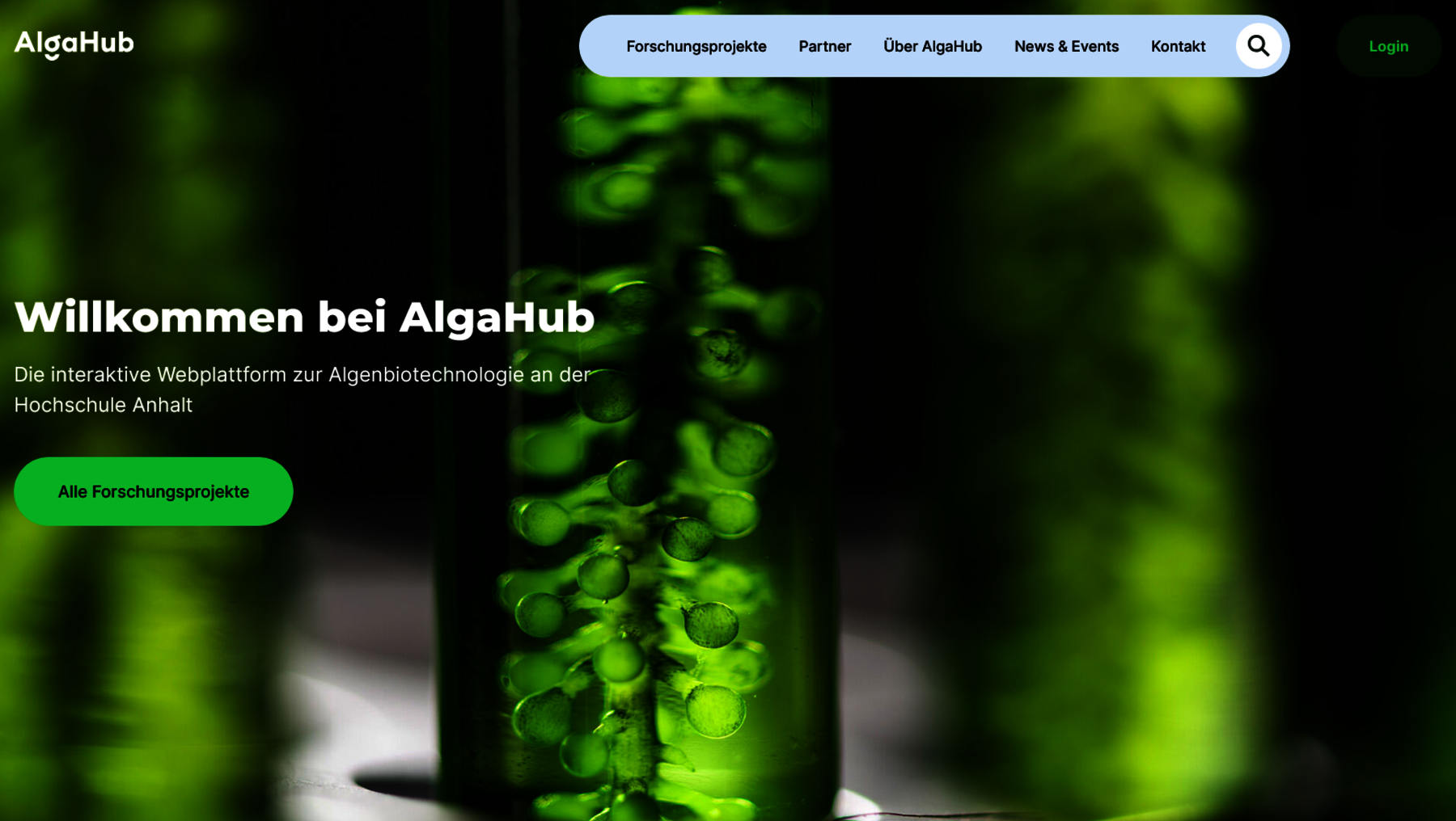 Willkommensseite der Plattform AlgaHub mit Fokus auf Algenbiotechnologie und nachhaltige Anbauverfahren. Im Hintergrund leuchtende, grüne Algenkultur in Reagenzgläsern.