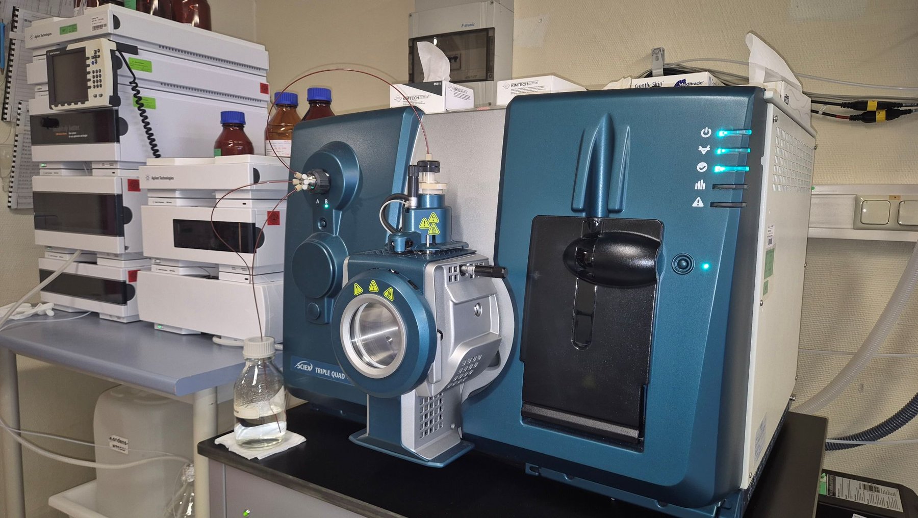 Zwei hochmoderne Laborgeräte: links ein Gaschromatograph mit integriertem Massenspektrometer zur Stoffanalyse, rechts ein Flüssigkeitschromatograph mit Probeninjektor für chemische Trennungen und Messungen.
