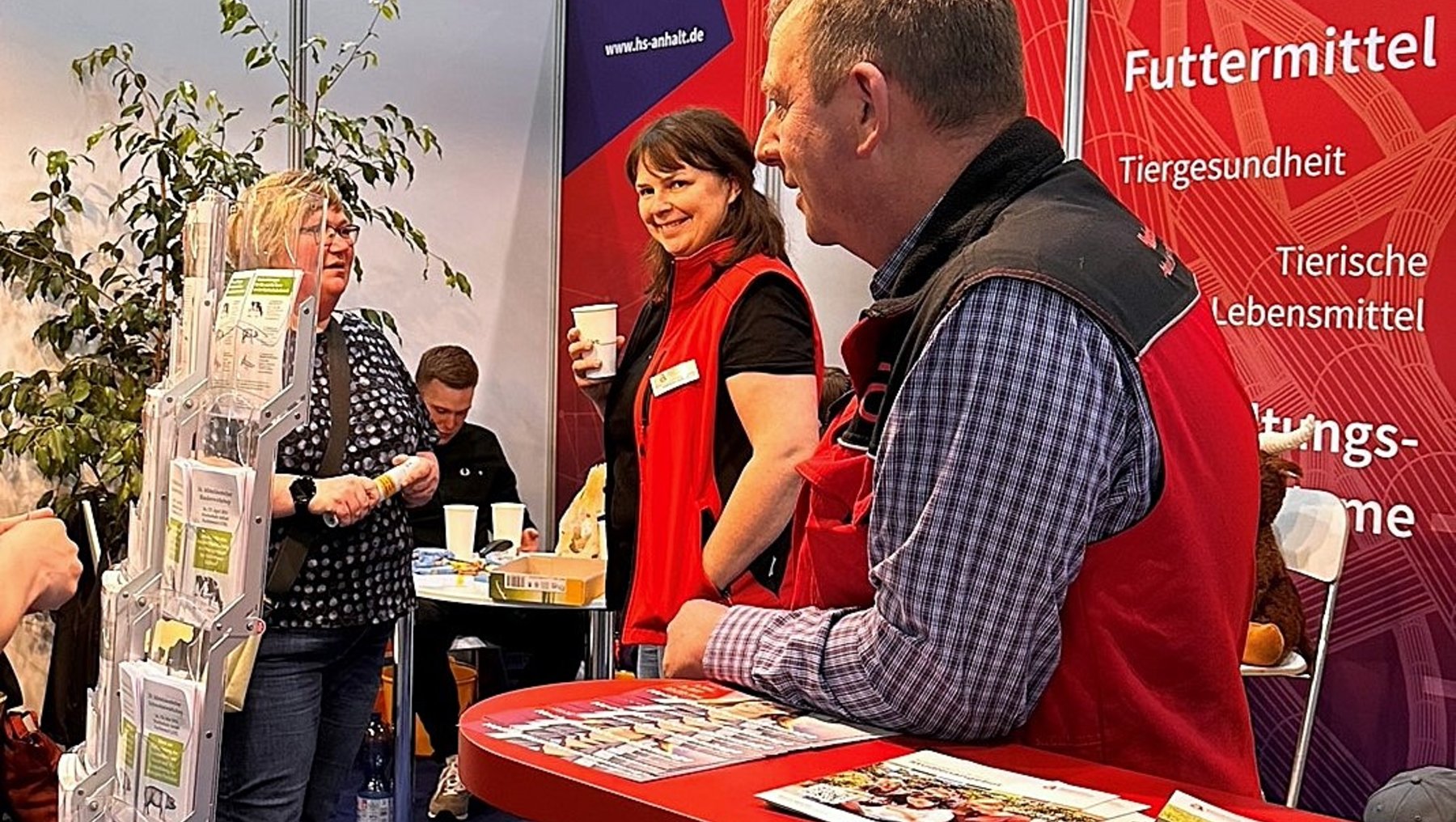 Symbolbild Hitzestress bei der Weidehaltung zeigt Personen auf einer Fachmesse