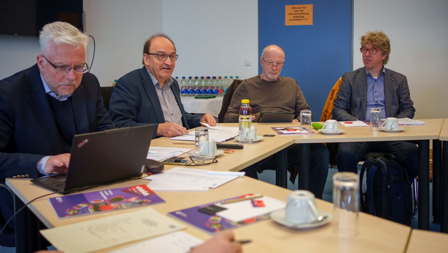 Teilnehmer der Fachausschusstagung im Besprechungsraum bei der Fachdiskussion.