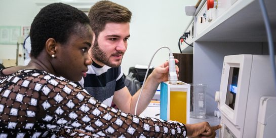 Studierende im Labor