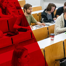 Ein Hörsaal mit Studierenden, die konzentriert an Laptops arbeiten, sowie eine Gruppe in Diskussion. Großer roter Schriftzug „NEU ab Oktober 2026“ im Vordergrund.