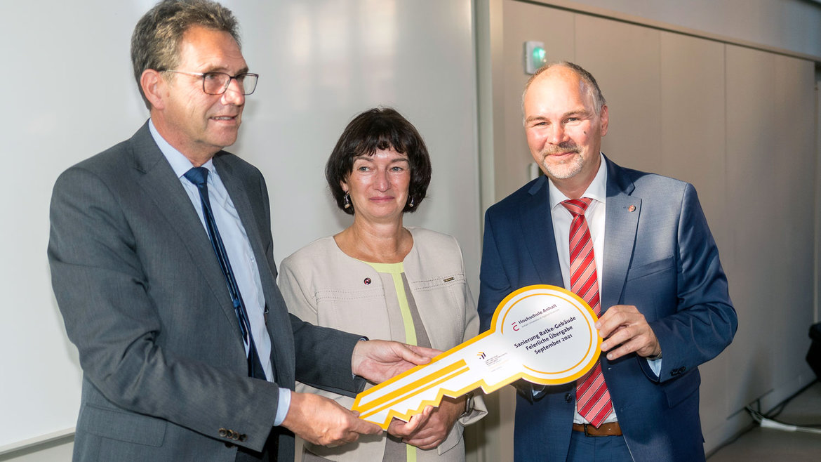 Staatssekretär Rüdiger Malter übergibt feierlich das Ratke-Gebäude 