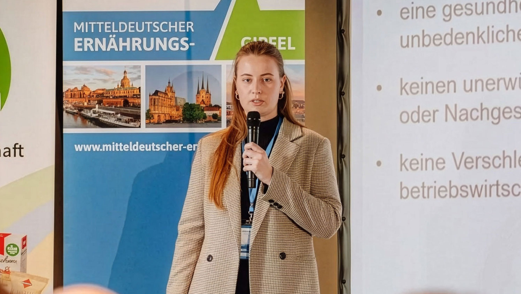 Studentin auf der Bühne