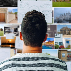 Studierender schaut eine Foto-Pin-Wand an
