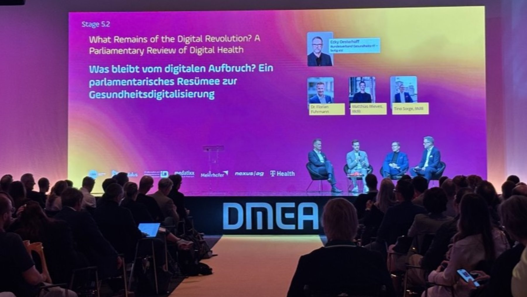 Vortragsveranstaltung mit dem Titel *„Was bleibt vom digitalen Aufbruch? Parlamentarisches Resümee zur Gesundheitsdigitalisierung“*. Vier Personen diskutieren auf der Bühne vor Publikum.