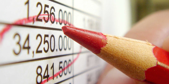 Ein roter Stift markiert Zahlen