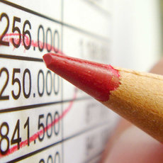 Ein roter Stift markiert Zahlen