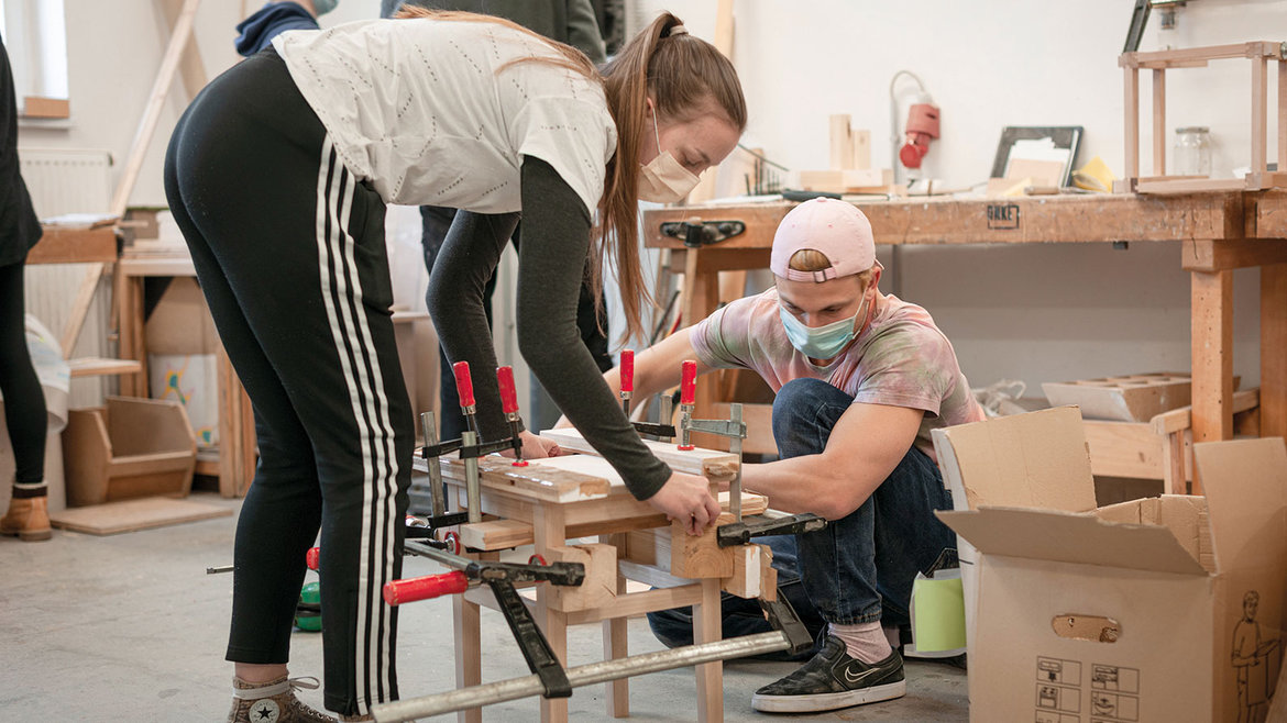 Studierende in der Holzwerkstatt