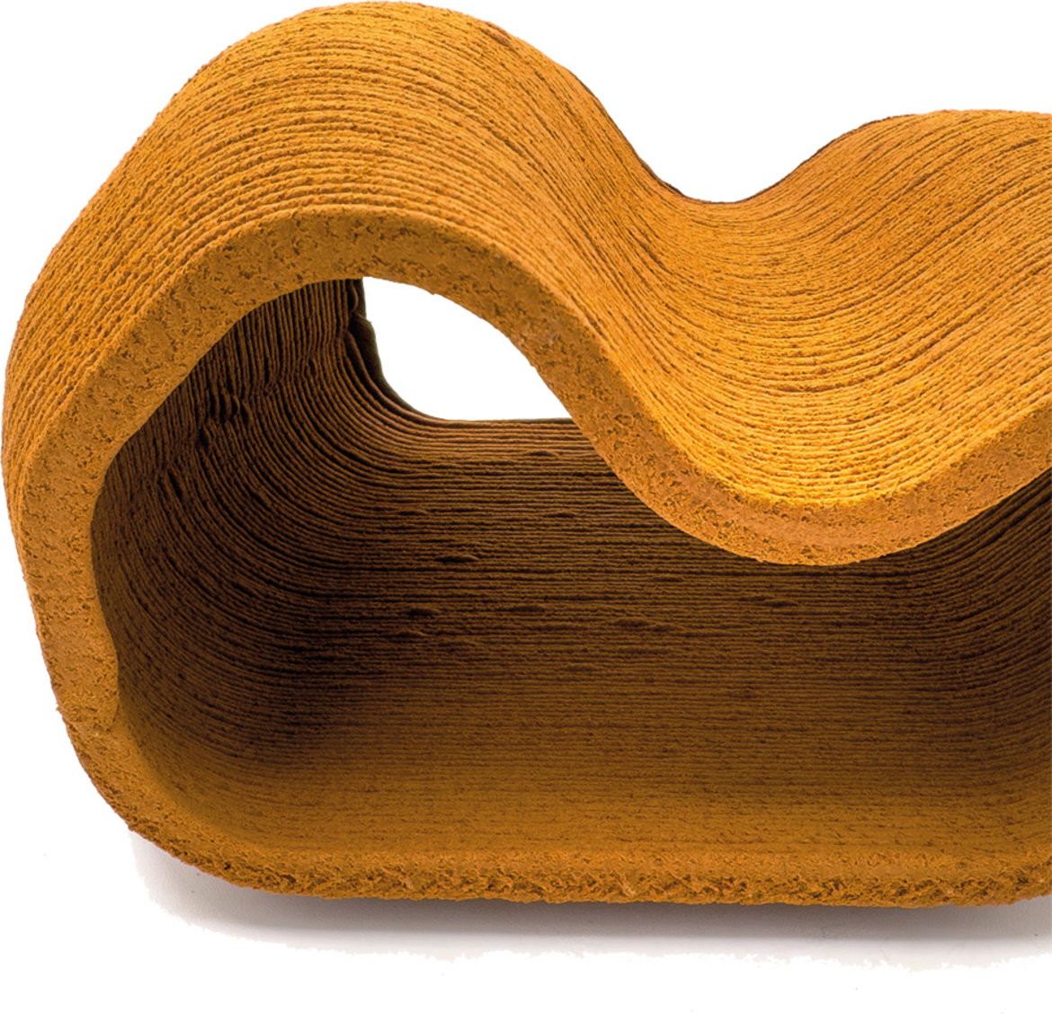 Foto eines gold-braun geschwungene Werkstücks zeigt Lignin-Verbundstoff für den 3D-Druck