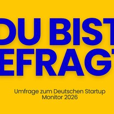 Großer blauer Schriftzug auf gelbem Hintergrund: „Du bist gefragt!“ mit dem Zusatz „Umfrage zum Deutschen Startup Monitor 2026“.