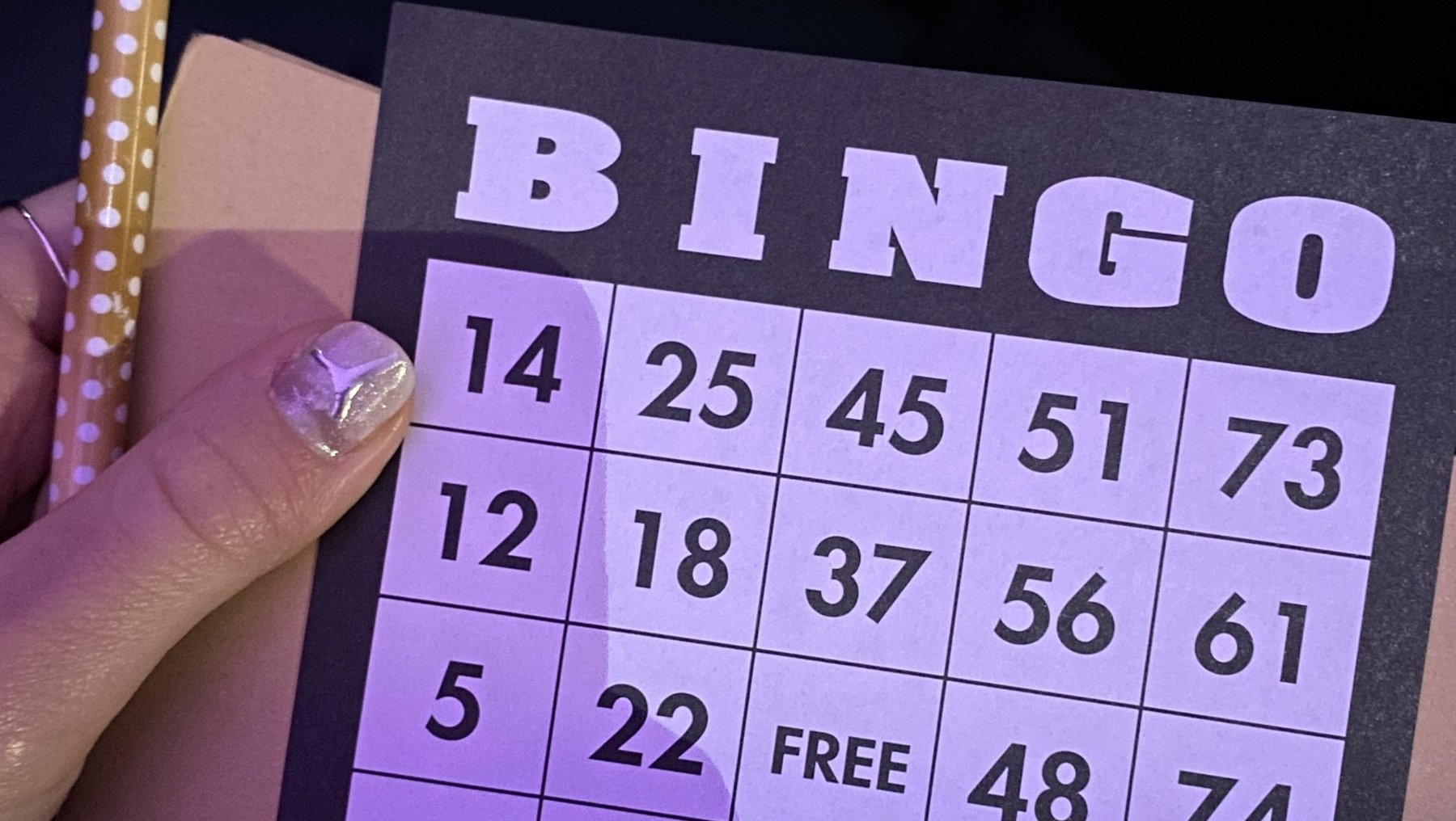 Ein Bingo-Spielkarte mit 5 Reihen und 5 Spalten wird gezeigt. Die Zahlen sind wie folgt angeordnet: 14, 25, 45, 51, 73; 12, 18, 37, 56, 61; 5, 22, FREE, 48, 74; 10, 19, 39, 57, 69; 15, 29, 31, 47, 75. Ein Feld in der dritten Reihe ist markiert.