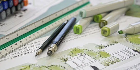 Grüner Lageplan mit Stiften