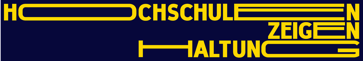 Logo der Hochschule mit den Worten „Hochschule zeigen Haltung“ in gelber Schrift auf dunklem Hintergrund, wobei „Hochschule“ und „Haltung“ durch horizontale gelbe Balken betont sind.