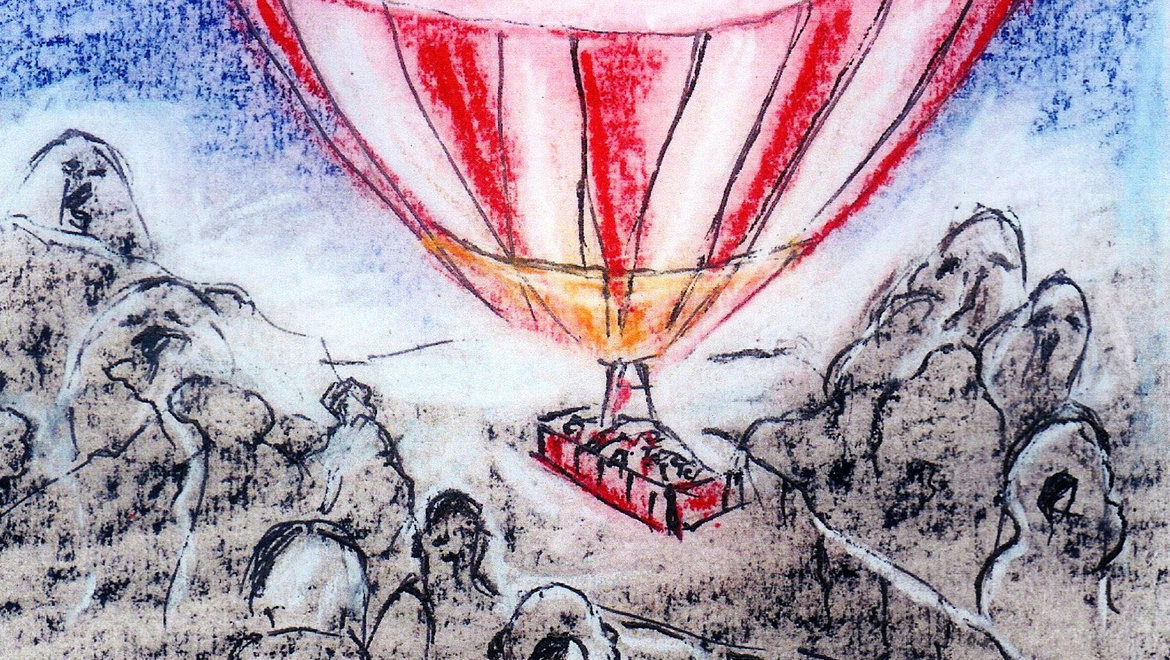 Ein roter Heißluftballon schwebt über einer Gruppe von Menschen, die nach oben schauen, umgeben von sanften Hügeln und einer blauen, leicht bewölkten Himmelsszene.