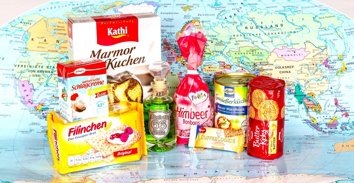 Foto mit verschiedenen Lebensmittelprodukten vor einer Weltkarte weist auf eine Masterarbeit aus dem Studiengang Food and Agribusiness der Hochschule Anhalt hin