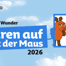Bunte Grafik mit der Maus aus der Sendung „Die Maus“, die neugierig in einem blauen Türrahmen steht. Der Text lautet „Kleine Wunder – Türen auf mit der Maus 2026“.