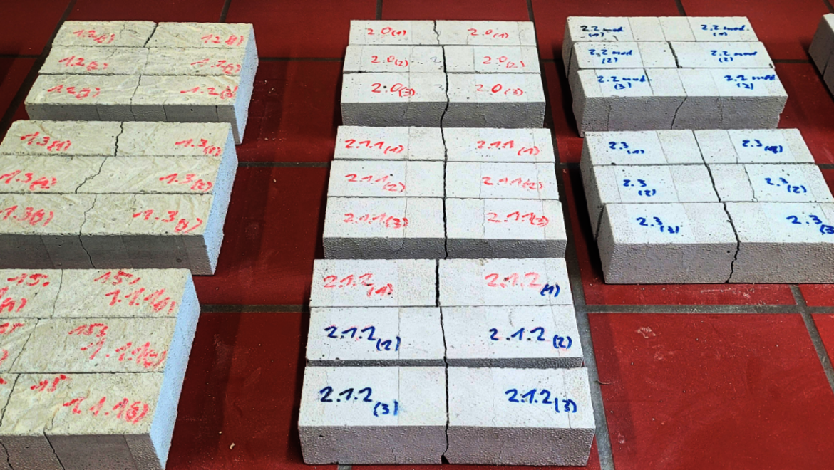 Symbolbild für das Thema nachhaltiger Beton zeigt weiß-graue Quader, die beschriftet sind