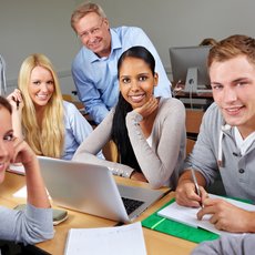 Gruppe von Studenten lächelt in die Kamera