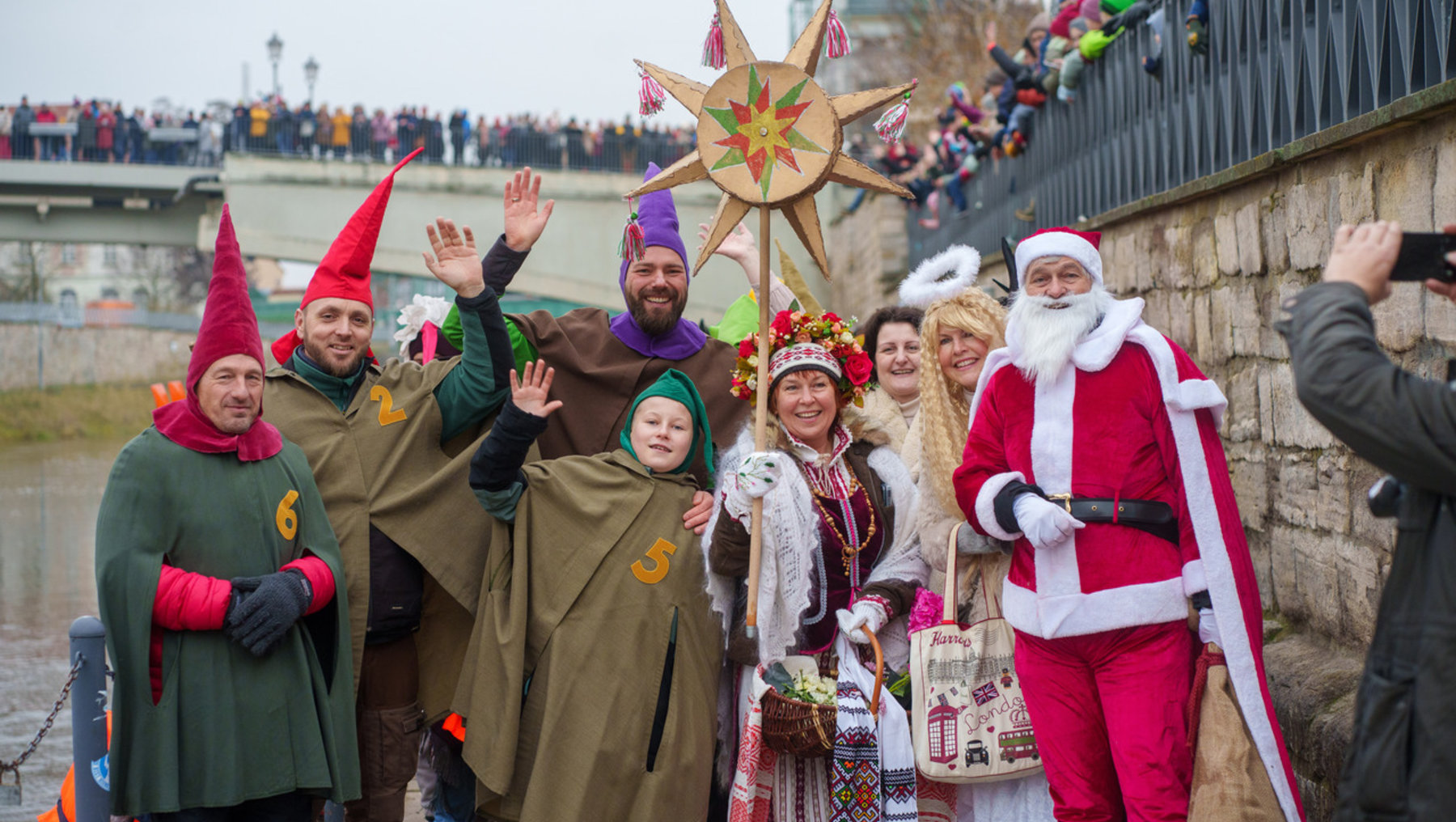Verkleidete Weihnachtsgestalten auf dem Bootsanleger in Bernburg