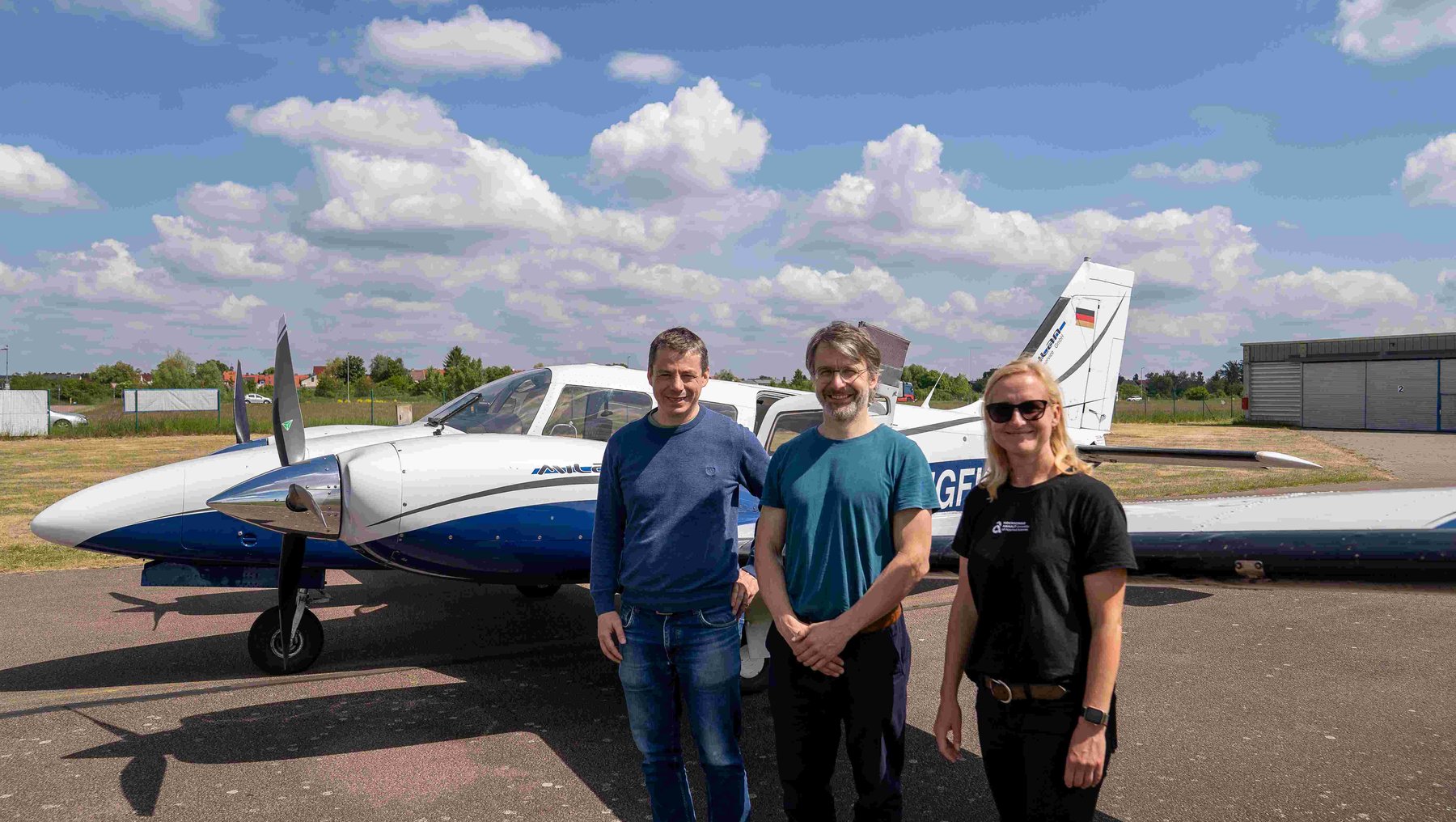 Personen vor einem Kleinflugzeug zeigt Prof. Dr. Marion Pause, Prof. Dr. Uwe Knauer und Dr. Bastian Sander von der Hochschule Anhalt 
