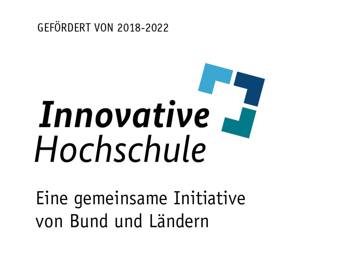 Logo mit dem Namen Innovative Hochschule, das eine gemeinsame Initiative von Bund und Ländern darstellt, gefördert in den Jahren 2018 bis 2022. Das Logo zeigt ein stilisiertes, gebrochenes Rechteck in Blau.