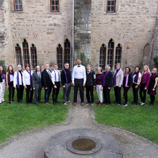 Der Stadtchor Bernburg aufgereiht im Klostergarten Bernburg.