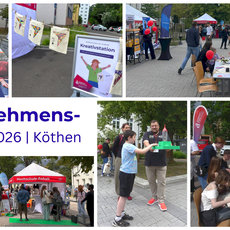 Bildcollage zur Unternehmensmeile 2026 in Köthen mit Infoständen, Menschen beim Netzwerken, einer Person mit Helm und Hammer, die ein Schild hält, sowie Tischen mit Flyern und Ballons.