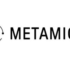 Logo mit dem Schriftzug „METAMIC³“ und einem kleinen Symbol links daneben, das aus einem Kreis mit einem Pfeil und einem Punkt besteht.