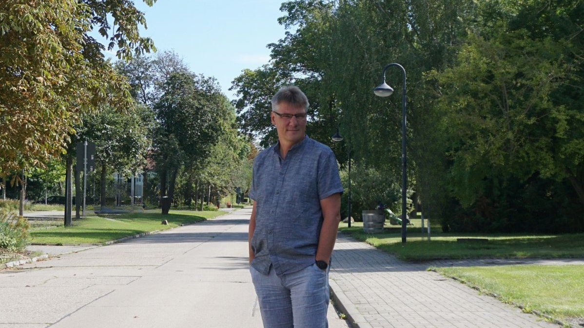 Bild einer Person auf einem Campus-Weg zeigt Prof. Matthias Pietsch von der Hochschule Anhalt
