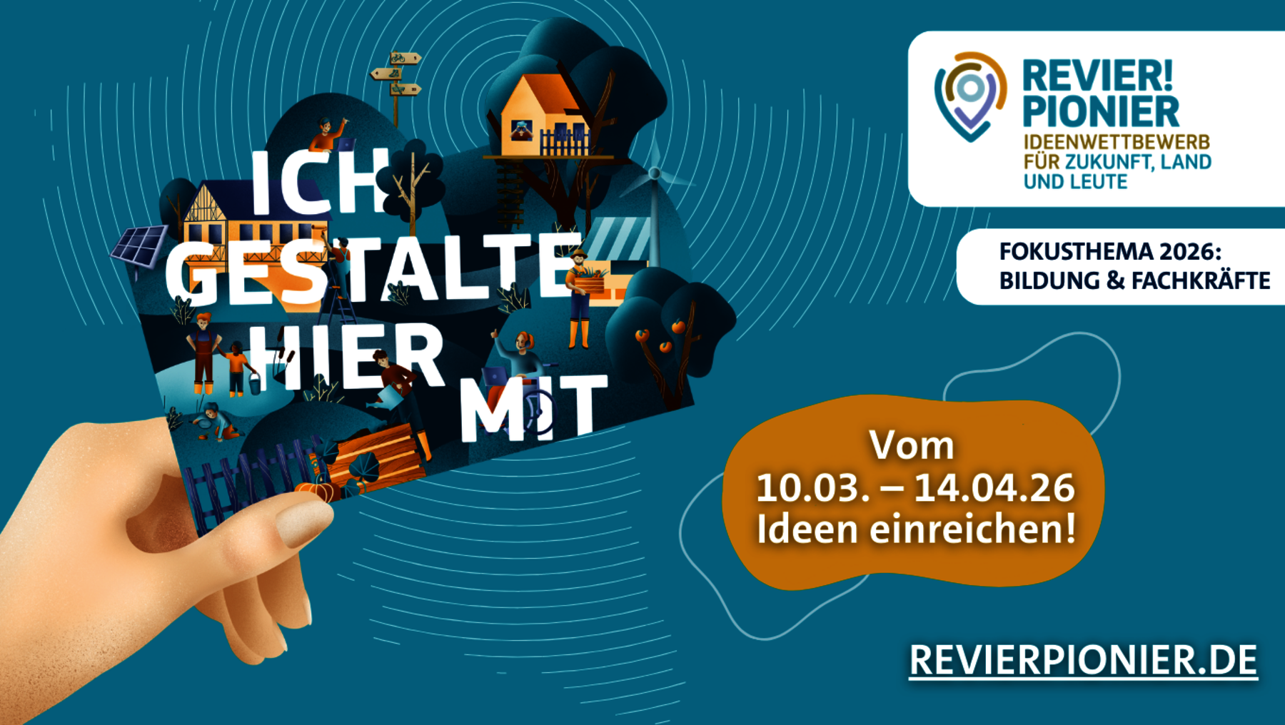 Plakat für den Ideenwettbewerb „Revier!Pionier“ mit dem Fokusthema 2026 „Bildung & Fachkräfte“. Eine Hand hält ein Smartphone mit dem Text „Ich gestalte hier mit“. Einsendung von Ideen vom 10.03. bis 14.04.2026.